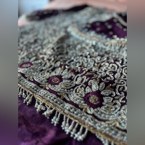 Indian high and low dress filled with heavy embroidery - Picture 4 of 12